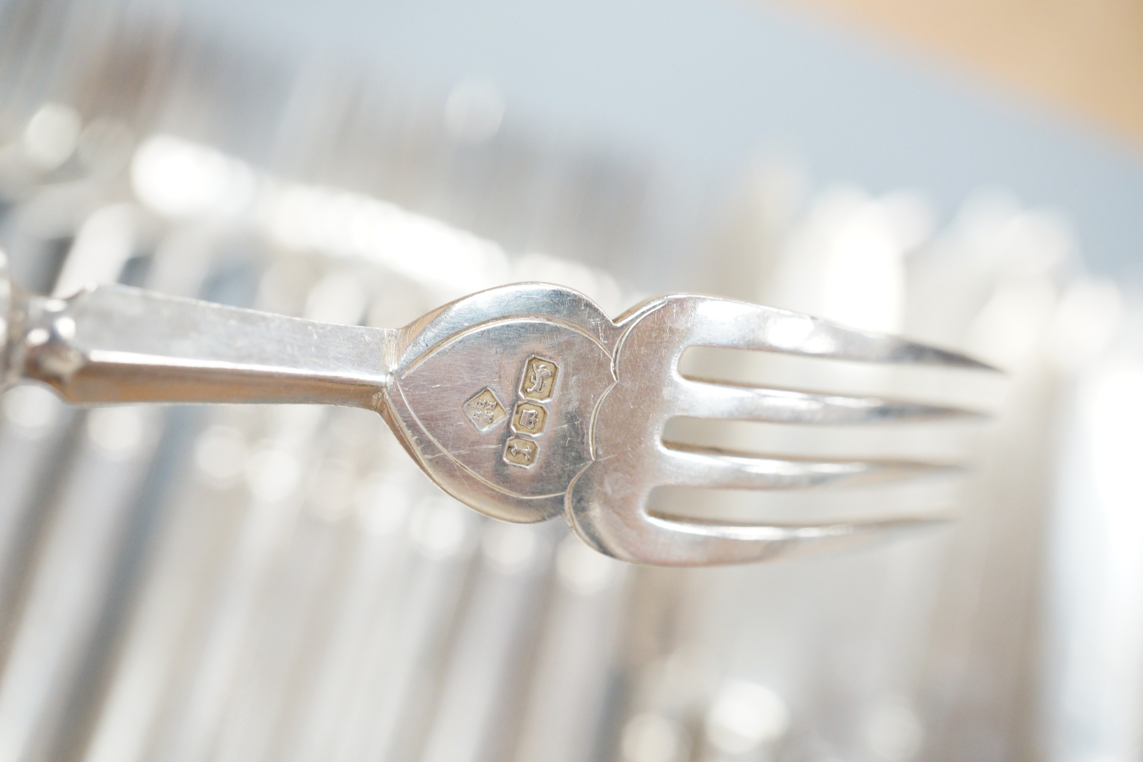 A set of twelve pairs of Edwardian silver fish eaters, Matin, Hall & Co, Sheffield, 1909, knife 21.2cm.